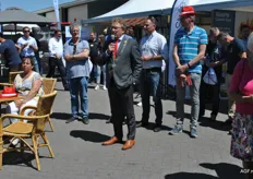 Ook Burgemeester Harrie Keereweer van West Betuwe deed tijdens de opening een duit in het zakje.